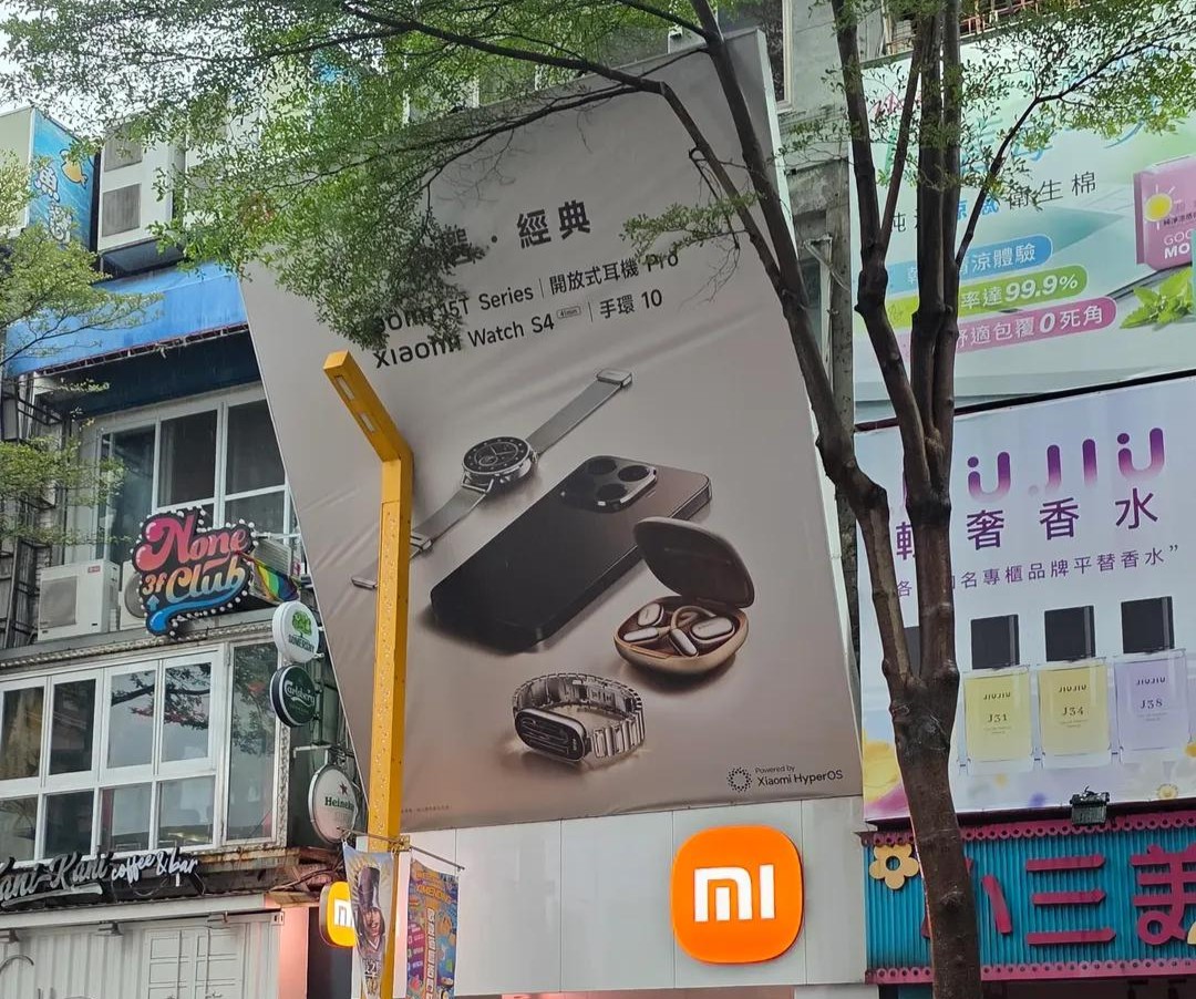 廣告招牌險些墜落-西門町小米專賣店